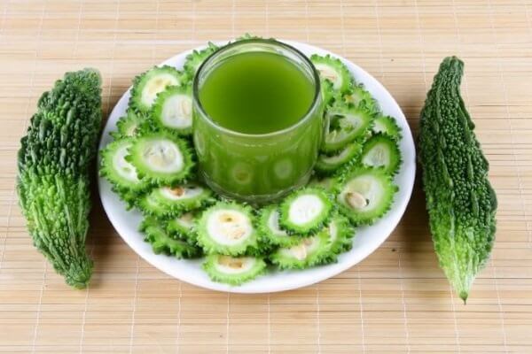 Tallerken med skiver af bitter melon