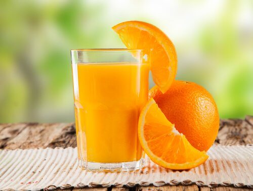 Appelsinsaft i glas - rens din tyktarm