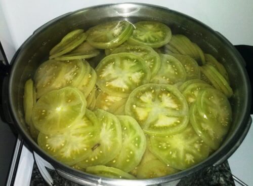 Grønne tomater i gryde.