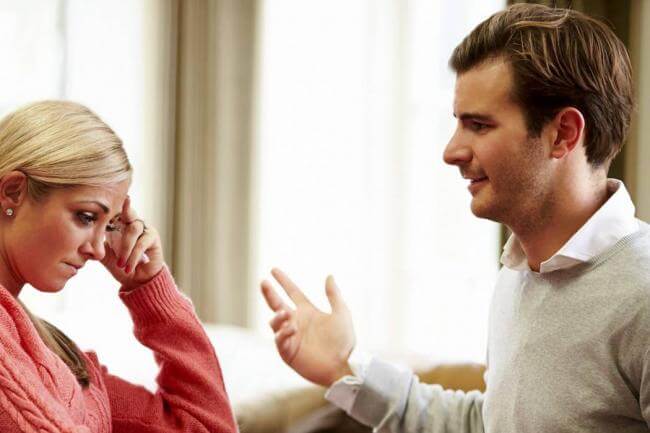 Mand og kvinde taler sammen.
