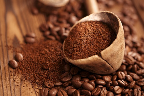 Kaffegrums og kaffebønner.