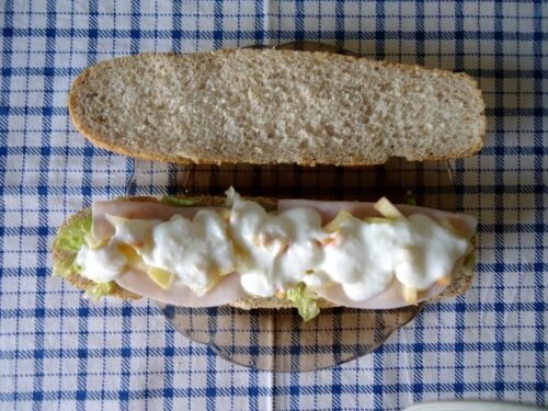 Brød med skinke og salat