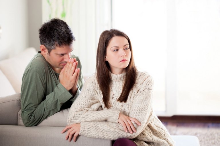 Mand soeger tilgivelse hos sin partner