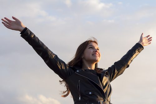 Kvinde med arme i vejret