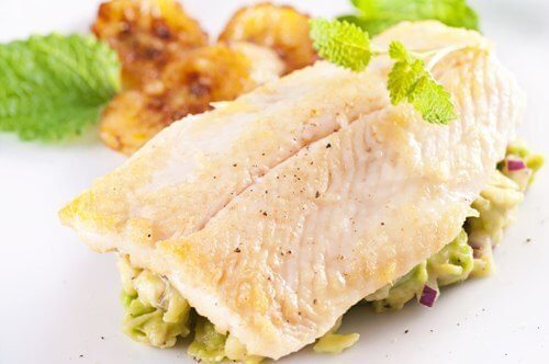 Hvid fisk med fyld