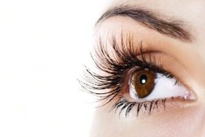 Denne naturlige balsam kan hjælpe dig med at få ekstra lange øjenvipper