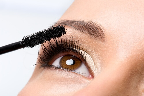 Kvinde der paafoerer mascara