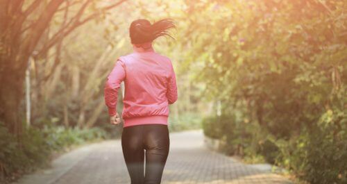 Kvinde der loeber en tur