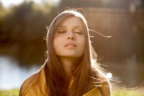 Ung kvinde er sensorisk