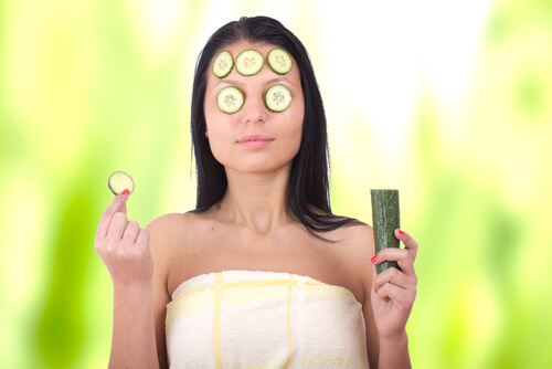 Kvinde med agurk i ansigtet