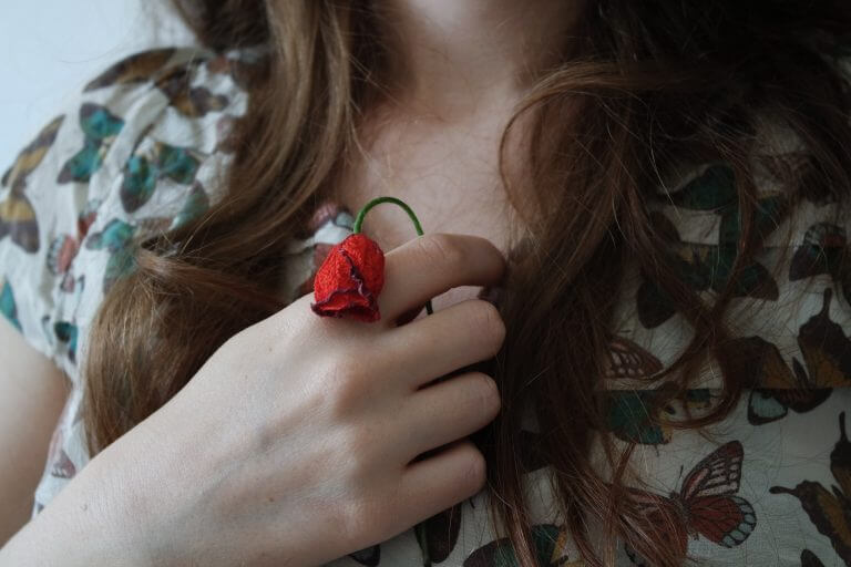 Kvinde med vissen blomst.
