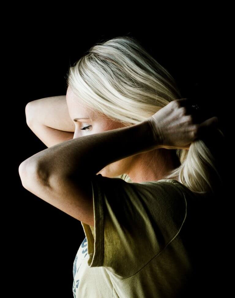 Kvinde ordner sit haar