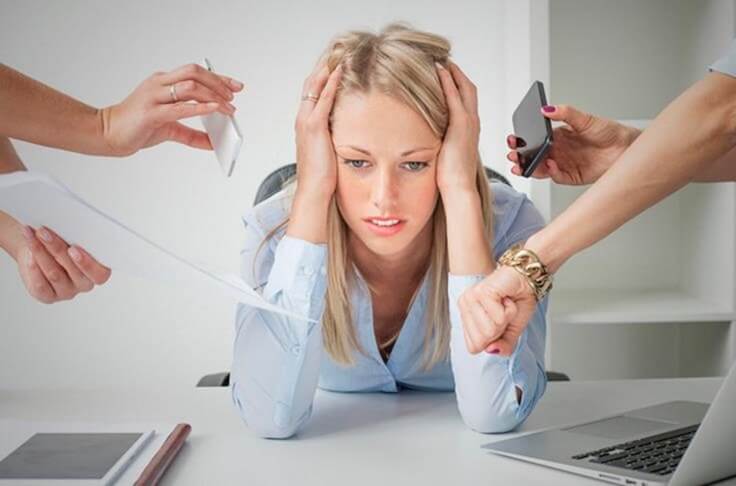 Kvinde med stress paa arbejdet