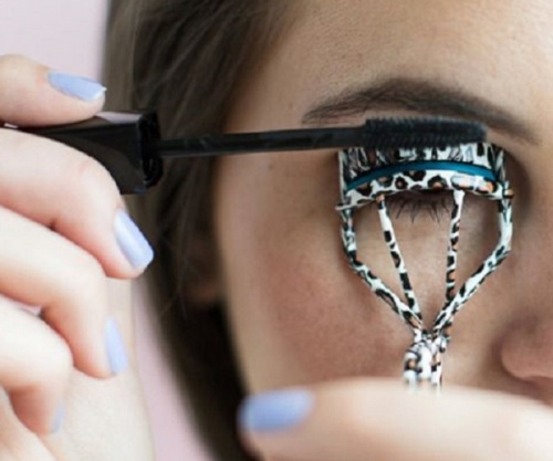 Kvinde der ordner sine oejenbryn