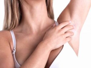 Sådan lysner du naturligt mørke armhuler