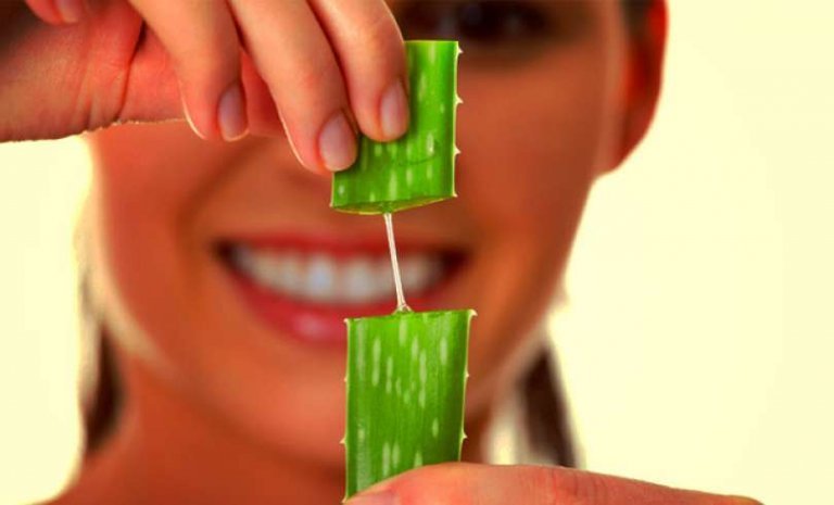 Kvinde der staar med aloe vera