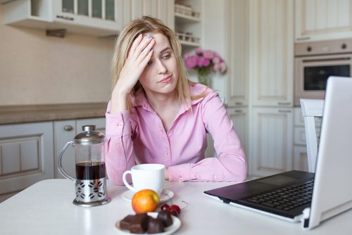 Kvinde der haenger over koekkenbordet