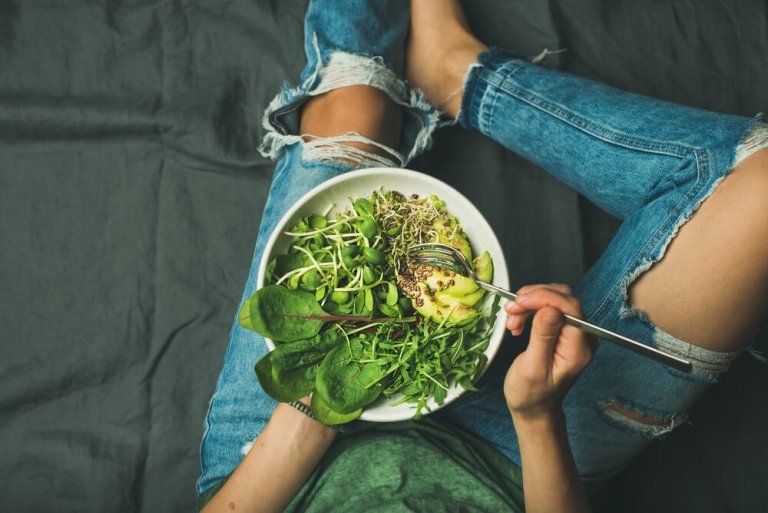 Kvinde der spiser salat