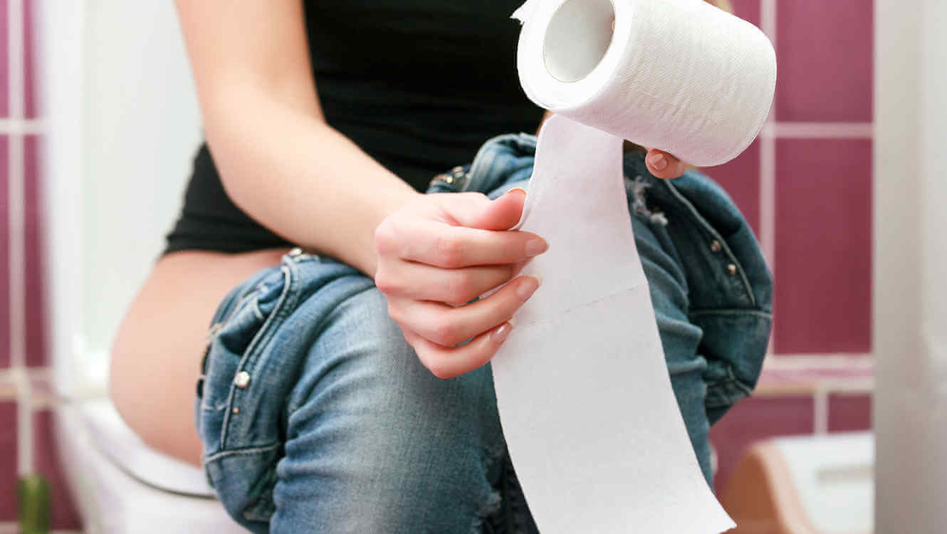 Kvinde der er paa toilettet