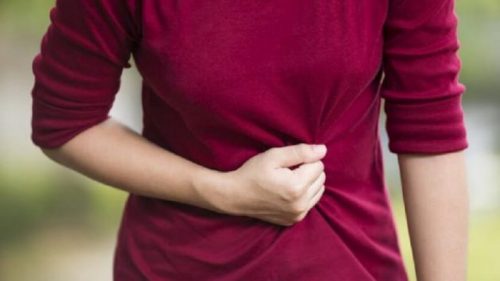 Kvinde med ondt i maven