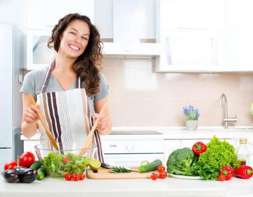 Kvinde der laver en salat