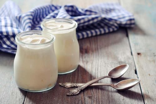 Naturlig yoghurt i to glas