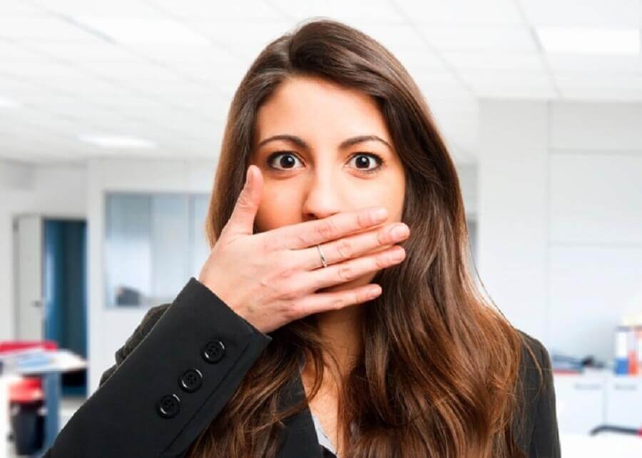 Kvinde med daarlig aande - du har tarmproblemer