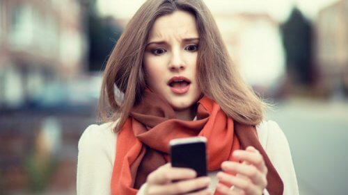 Kvinde der staar med en mobil og aaben mund - sove godt