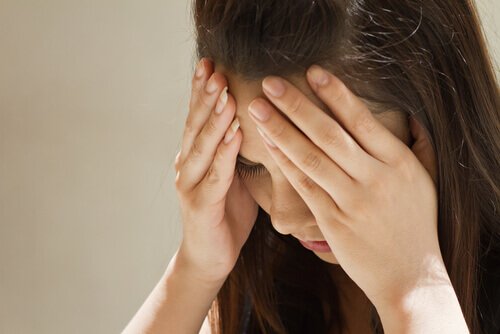 Kvinde med migraene