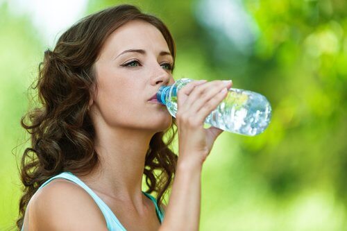 Kvinde vaalger at genbruge vandflasker