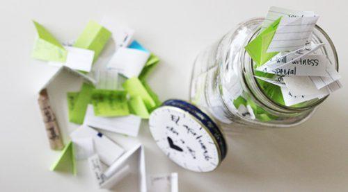 Glaskrukke med lykke indeholder smaa papirslapper