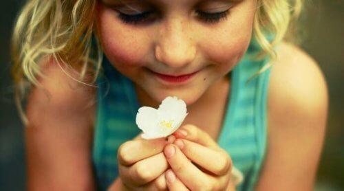 Lille pige med blomst