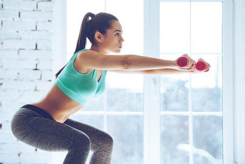 Kvinde laver squats