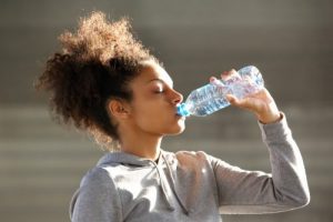 Derfor må du ikke genbruge plastikflasker