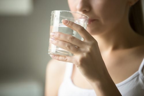 Hold dig sund og frisk ved at drikke nok vand hver dag