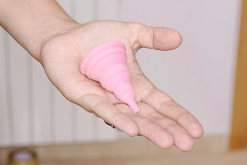Menstruationskoppen er et alternativ til tamponer og bind