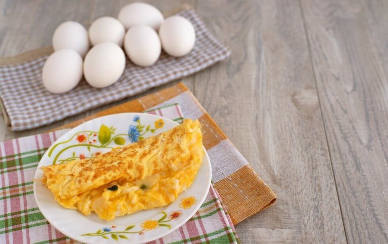 Omelet med gedeost og urter er en af de bedste opskrifter på morgenmad