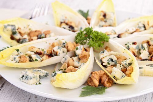 Julesalat, roquefortost og valnoedder