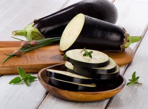 Aubergine skaaret i skiver
