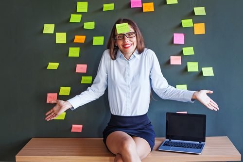 Kvinde med postits