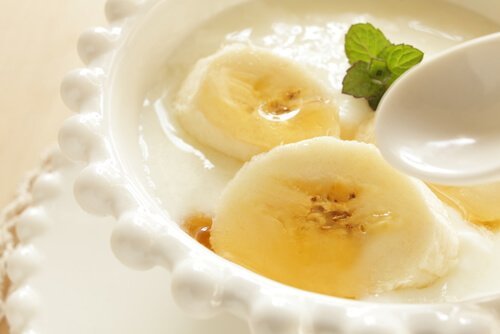 Vegansk yoghurt og banan