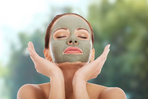 Kvinde med lermaske - husholdningsprodukter til toer hud