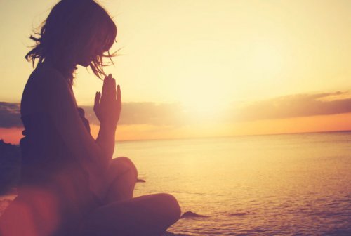 Kvinde der mediterer - bevare fatningen