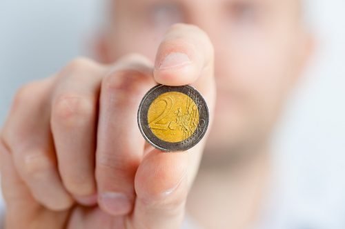 Person der holder 2 euro