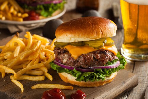Burger og pomfritter - bekaempe soevnloeshed