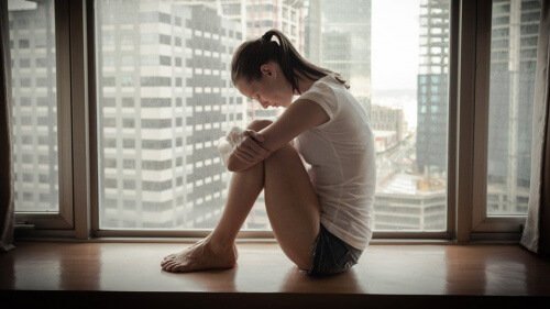 Kvinde der sidder ved et vinde - kognitive kapacitet