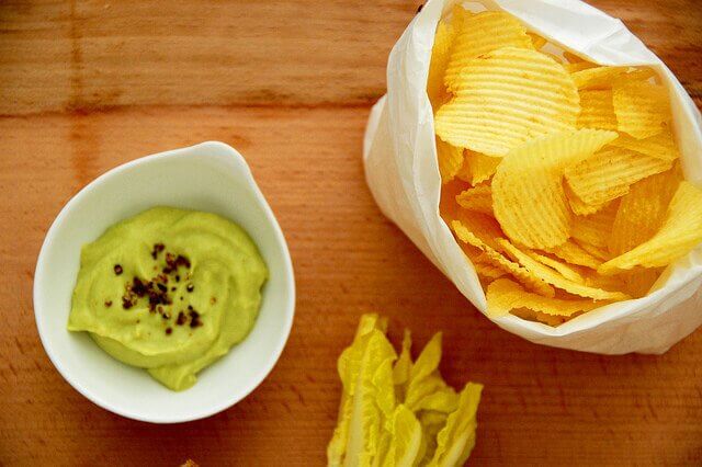 Hjemmelavet guacamole og chips
