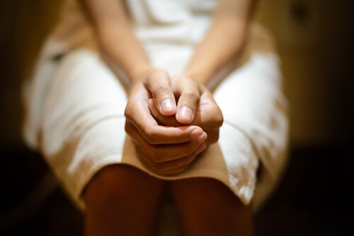 Kvinde der sidder paa toilettet