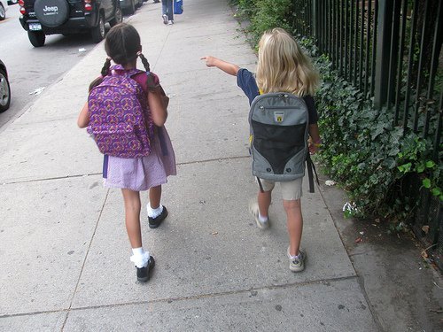 Piger på vej til skole