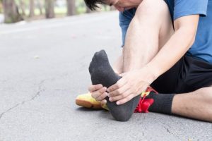 Symptomer på plantar fasciitis, årsager og behandling